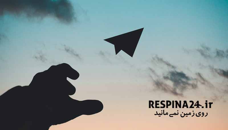 بنر تبلیغاتی رزرو بلیط هواپیما ماکو تهران از وبسایت رسپینا شامل یک موشک کاغذی در حال پرواز